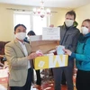 Ông Trịnh Tân (bên trái) trao tặng khẩu trang hỗ trợ chống dịch COVID-19 tại Ostrava. (Ảnh: Hồng Kỳ/Vietnam+)