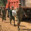 Lực lượng quân đội tiếp tục chi viện để tìm kiếm các nạn nhân còn mất tích trong vụ sạt lở tại xã Trà Leng. (Ảnh: Trần Tĩnh/TTXVN)