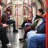 Hành khách đi tàu điện ngầm tại London. (Nguồn: PA)
