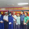 Chuẩn đô đốc Ngô Văn Thuân và lãnh đạo các cơ quan tìm kiếm cứu nạn và địa phương động viên tinh thần các ngư dân gặp nạn đã trở về đất liền an toàn. (Ảnh: Phan Sáu/TTXVN)