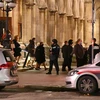 Cảnh sát Áo hỗ trợ khán giả rời khỏi nhà hát ở trung tâm thủ đô Vienna sau vụ nổ súng tối 2/11. (Ảnh: AFP/TTXVN)