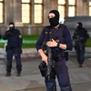 Cảnh sát Áo gác bên ngoài một nhà hát ở trung tâm thủ đô Vienna sau vụ nổ súng tối 2/11. (Ảnh: AFP/TTXVN)