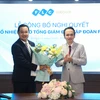 Chủ tịch Tập đoàn FLC Trịnh Văn Quyết tặng hoa chúc mừng Tân Phó Tổng giám đốc. (Nguồn: FLC)