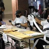 Nhân viên bầu cử hoàn tất thủ tục khi điểm bỏ phiếu tổng tuyển cử đóng cửa tại Detroit, Michigan. (Ảnh: AFP/TTXVN)