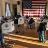 Cử tri bỏ phiếu trong Ngày tổng tuyển cử tại điểm bầu ở Hillsboro, bang Virginia ngày 3/11. (Ảnh: AFP/TTXVN)