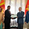 Đại sứ Sri Lanka tại Việt Nam Prasanna Gamage trao tượng trưng số tiền ủng hộ nhân dân miền Trung chịu thiệt hại bởi bão lũ. (Ảnh: TTXVN phát)
