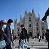 Người dân đeo khẩu trang phòng lây nhiễm COVID-19 tại Milan, Italy. (Ảnh: AFP/TTXVN)