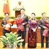 Chủ tịch Quốc hội Nguyễn Thị Kim Ngân tặng hoa chúc mừng các thẩm phán Tòa án nhân dân tối cao vừa được Quốc hội phê chuẩn. (Ảnh: Trọng Đức/TTXVN)