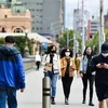 Người dân đeo khẩu trang phòng lây nhiễm COVID-19 tại Melbourne, Victoria, Australia. (Ảnh: THX/TTXVN)
