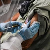 Tiêm vắcxin ngừa COVID-19 cho một tình nguyện viên tại Hollywood, bang Florida, Mỹ. (Ảnh: AFP/TTXVN)