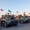 Xe quân sự thuộc Lực lượng giữ gìn hòa bình Nga di chuyển tới Yerevan, Armenia ngày 12/11. (Ảnh: AFP/TTXVN)