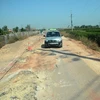 Đoạn đường xung yếu trên đường gom cao tốc Bắc Giang-Lạng Sơn bị hư hỏng do xe quá tải. (Nguồn: qdnd.vn)
