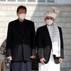 Tổng thống nước chủ nhà Ashraf Ghani (phải) đón Thủ tướng Pakistan Imran Khan. (Nguồn: Reuters)
