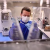 Chuyên gia nghiên cứu vắcxin phòng COVID-19 trong phòng thí nghiệm tại Burgess Hill, Anh. (Ảnh: AFP/TTXVN)