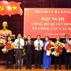 Lãnh đạo Thành ủy Đà Nẵng trao Quyết định và tặng hoa chúc mừng các Ủy viên Ban Thường vụ Thành ủy nhận nhiệm vụ mới. (Ảnh: Trần Lê Lâm/TTXVN)