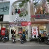 Các cửa hàng giảm giá từ 30-60% trên phố Chùa Bộc. (Ảnh: Hoàng Hiếu/TTXVN)