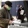 Cử tri bỏ phiếu bầu Tổng thống Mỹ tại điểm bầu cử ở Kenosha, bang Wisconsin ngày 3/11. (Ảnh: THX/TTXVN)