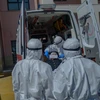 Nhân viên y tế chuyển bệnh nhân mắc COVID-19 từ xe cứu thương vào một bệnh viện ở Istanbul, Thổ Nhĩ Kỳ. (Ảnh: AFP/TTXVN)