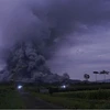 Núi lửa Semeru phun trào dung nham nóng chảy vào sáng 1/12. (Nguồn: Reuters)
