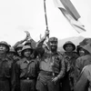 Đồng chí Fidel Castro, Thủ tướng Chính phủ Cách mạng Cuba, Bí thư thứ nhất BCH Trung ương Đảng Cộng sản Cuba giương cao ngọn cờ truyền thống Bách chiến-Bách thắng" lấp lánh huân chương của Đoàn Khe Sanh, Quân Giải phóng Trị Thiên-Huế anh hùng, trong chuyế