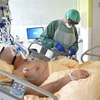 Nhân viên y tế điều trị cho bệnh nhân mắc COVID-19 tại một bệnh viện ở Vienna, Áo. (Ảnh: AFP/TTXVN)
