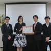Bà Lâm Thanh Phương, Công sứ Đại sứ quán Việt Nam tại Nhật Bản, trao bằng kỷ niệm cho ông Tooru Mera, đại diện cho nhà tài trợ MUFG. (Ảnh: Đào Thanh Tùng/TTXVN)