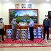 Tổng Lãnh sự Vũ Ngọc Lý (phải) trao số vật tư phòng chống dịch COVID-19 cho Tỉnh trưởng Kouch Chamroeun. (Ảnh: Trần Long/Vietnam+)
