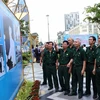 Các cựu chiến binh tham quan triển lãm ảnh có chủ đề Mặt trận Tổ quốc Việt Nam - lịch sử 90 năm vẻ vang được trưng bày tại công viên Lam Sơn. (Ảnh: Xuân Khu/TTXVN)
