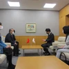 Ông Ichita Yamamoto (phải), Thống đốc tỉnh Gunma tiếp Đại sứ Vũ Hồng Nam. (Ảnh: Đào Thanh Tùng/TTXVN)