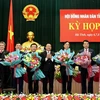 Lãnh đạo tỉnh Hà Tĩnh tặng hoa chúc mừng các cán bộ mới được bầu. (Ảnh: Công Tường/TTXVN)