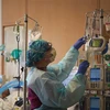 Nhân viên y tế điều trị cho bệnh nhân mắc COVID-19 tại một bệnh viện ở Worcester, bang Massachusetts, Mỹ. (Ảnh: AFP/TTXVN)