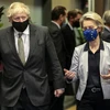 Thủ tướng Anh Boris Johnson (trái) và Chủ tịch Ủy ban châu Âu (EC) Ursula von der Leyen (phải) tại cuộc gặp ở Brussels, Bỉ ngày 9/12. (Ảnh: AFP/TTXVN)