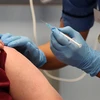 Tiêm vắcxin phòng COVID-19 của Pfizer-BioNTech. (Ảnh: AFP/TTXVN)