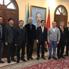 Đại sứ Nguyễn Hồng Thạch với đại diện hội, đoàn thể cộng đồng người Việt Nam tại Ukraine. (Ảnh: TTXVN phát)