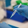 Nhân viên y tế chuẩn bị tiêm vắcxin phòng COVID-19 của Pfizer-BioNTech. (Ảnh: AFP/TTXVN)