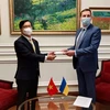 Đại sứ Nguyễn Hồng Thạch (trái) trình bản sao Ủy nhiệm thư cho Thứ trưởng Bộ Ngoại giao Ukraine Yevheniy Yenin. (Nguồn: vov.vn)