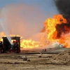 Nhân viên cứu hỏa Iraq nỗ lực khống chế đám cháy tại mỏ dầu Khabbaz sau vụ tấn công do các phần tử khủng bố IS tiến hành ngày 1/6/2016. (Ảnh: AFP/TTXVN)