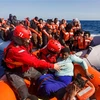 Các thành viên tổ chức cứu trợ Tây Ban Nha giải cứu 90 người di cư trôi dạt ngoài khơi bờ biển Libya trên Địa Trung Hải. (Ảnh: AFP/TTXVN)