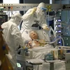 Nhân viên y tế điều trị cho bệnh nhân COVID-19 tại bệnh viện ở Prato, gần Florence, Tuscany, Italy. (Ảnh: AFP/TTXVN)