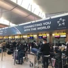 Công dân Việt Nam xếp hàng làm thủ tục xuất cảnh tại sân bay quốc tế Heathrow, thủ đô London (Anh). (Ảnh: TTXVN phát)