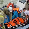 Cán bộ của Trung tâm Phối hợp tìm kiếm, cứu nạn hàng hải Việt Nam đưa thuyền viên bị thương của tàu nước ngoài cập cảng Nha Trang, Khánh Hòa chiều 22/12. (Ảnh: TTXVN phát)