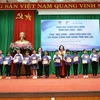 Tặng học bổng Vừ A Dính cho học sinh dân tộc vượt khó hiếu học tỉnh Đắk Lắk. (Ảnh: Hoài Thu/TTXVN)