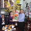 Bí thư Quận ủy Ninh Kiều Nguyễn Tiền Phong tặng quà cho Ban Đại diện Hội Thánh Baptists Việt Nam. (Ảnh: Ngọc Thiện/TTXVN)
