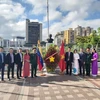 Tập thể cán bộ Đại sứ quán Việt Nam tại Venezuela và Cơ quan Tùy viên Quốc phòng tại lễ đặt vòng hoa trước Tượng đài Chủ tịch Hồ Chí Minh. (Ảnh: Đại sứ quán Việt Nam tại Venezuela)