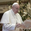 Giáo hoàng Francis ban Phép lành truyền thống Urbi et Orbi bằng hình thức trực tuyến từ bục giảng bên trong Tòa thánh Vatican. (Ảnh: AFP/TTXVN)