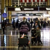 Hành khách đeo khẩu trang phòng lây nhiễm COVID-19 tại sân bay ở Arlington, bang Virginia, Mỹ. (Ảnh: THX/TTXVN)