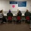 Người lao động sử dụng dịch vụ ngân hàng số bảo hiểm thất nghiệp tại văn phòng phát triển việc làm ở Sacramento, bang California (Mỹ). (Ảnh: AP/TTXVN)