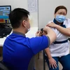 Nữ y tá Sarah Lim được tiêm vắcxin COVID-19. (Nguồn: straitstimes.com)