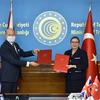 Bộ trưởng Thương mại Thổ Nhĩ Kỳ Ruhsar Pekcan (phải) và Đại sứ Anh tại Ankara Dominick Chilcott trao đổi văn kiện sau lễ ký thỏa thuận thương mại tự do Thổ Nhĩ Kỳ- Anh tại Ankara. (Ảnh: AA/TTXVN)