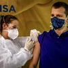Tiêm thử nghiệm vắcxin ngừa COVID-19 cho một tình nguyện viên tại Porto Alegre, Brazil. (Ảnh: AFP/TTXVN)